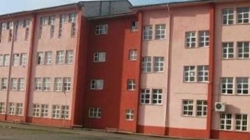 Mezun olduğu okulda intihar etti