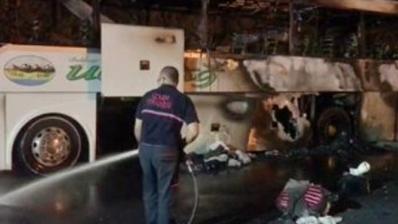 İzmir'de, yolcu otobüsü yandı