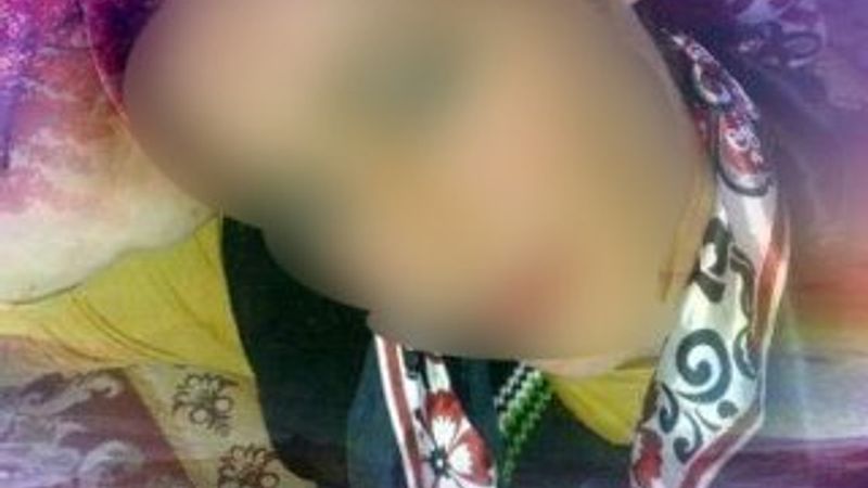 Av tüfeğiyle vurduktan sonra, oturup başında sigara içti