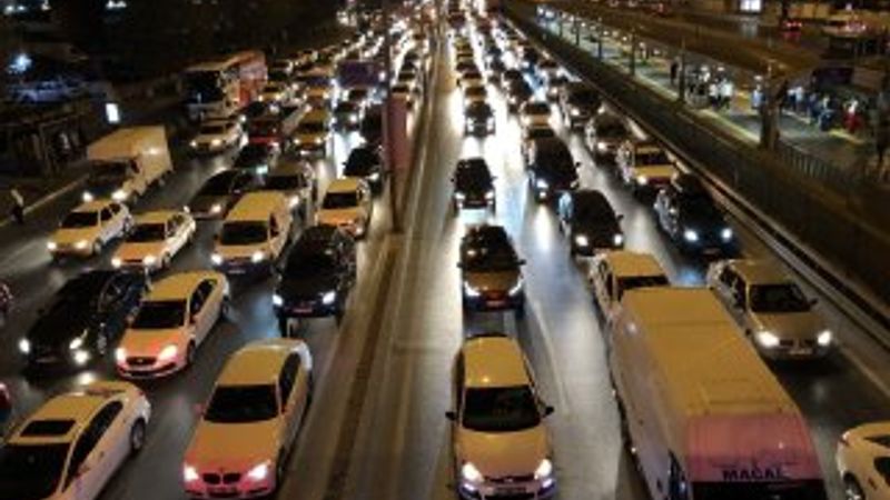 E-5’te zincirleme kaza: Trafik kilitlendi