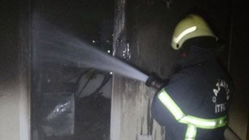 Sigara içerken uyuyunca evi yaktı