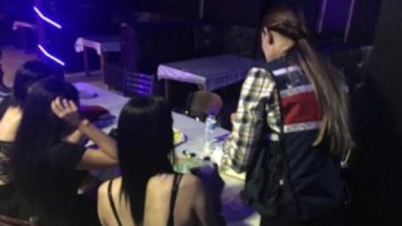 Cinsel istismar hükümlüsünü polis, pavyonda buldu