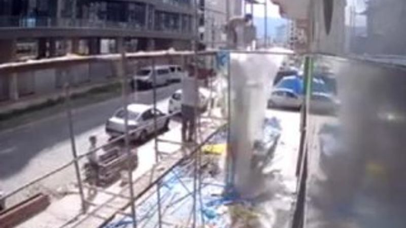 Çöken iskeleden son anda atladı