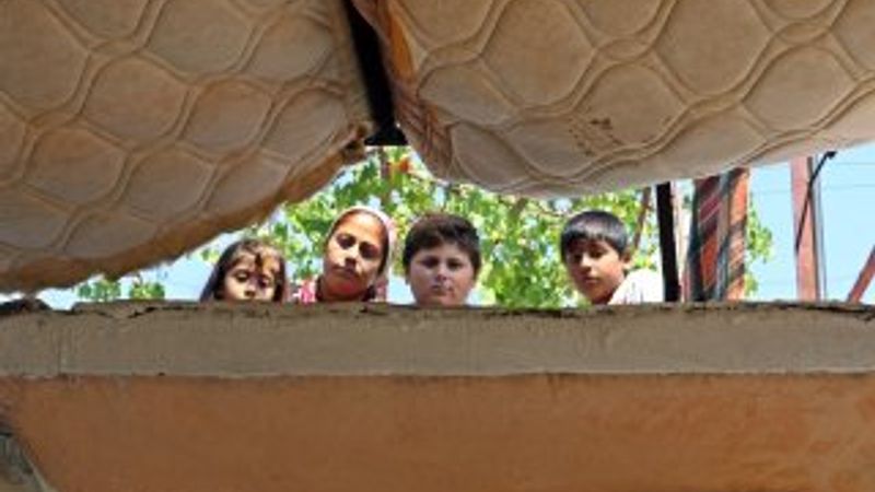 Antalyalı aile yılan korkusundan evine giremiyor