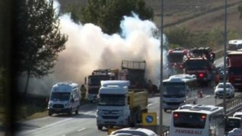 TEM’de alev alev yanan tır trafiği kilitledi