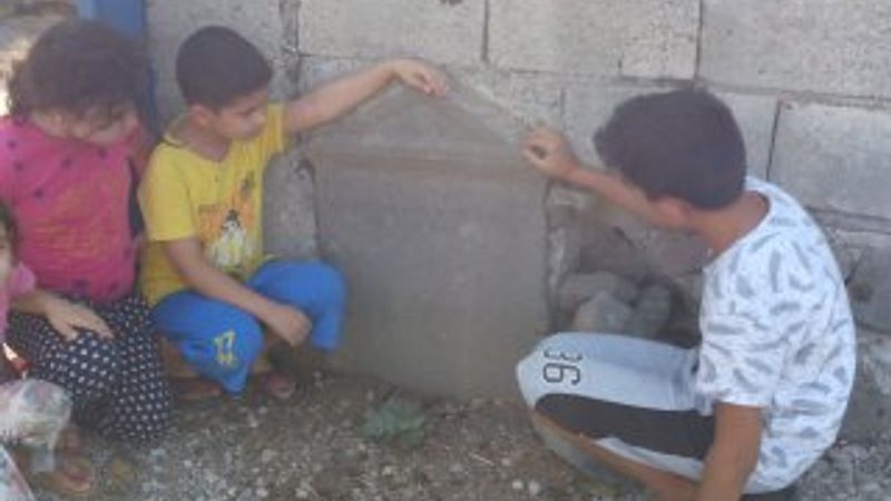 Gaziantepli adam tarihi mezar taşından duvar yaptı