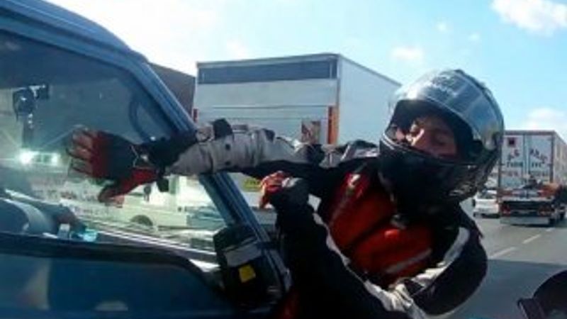 Hastaya yol açmak isterken sinirlenen sürücü kamerada