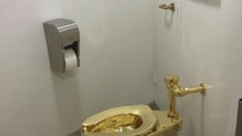 Çalınan altın klozetin yaratıcısından iyi temenni