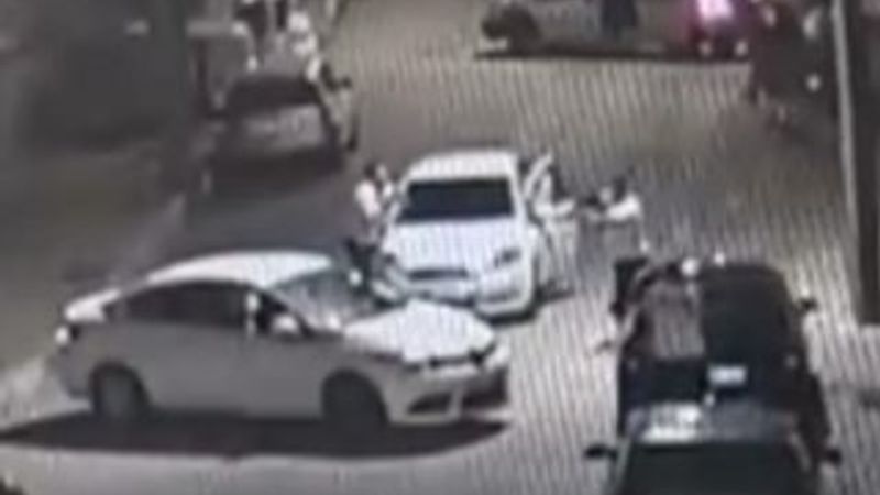 Husumetli iki grup arasındaki silahlı kavga kamerada