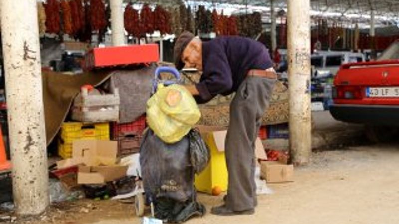 90 yaşında, hayvanlar için her gün 2 kilometre yürüyor