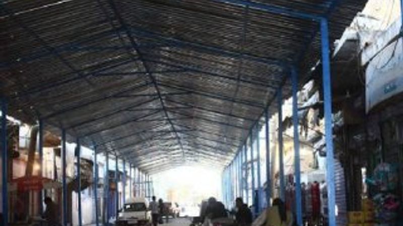 YPG'li teröristler caddeleri sacla kaplamaya başladı