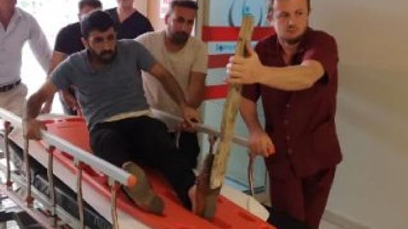 Ayağında çivili tahta ile hastaneye kaldırıldı