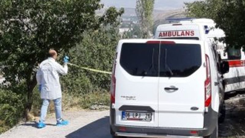 Kavga ettiği eşini 8 yerinden bıçaklayarak öldürdü