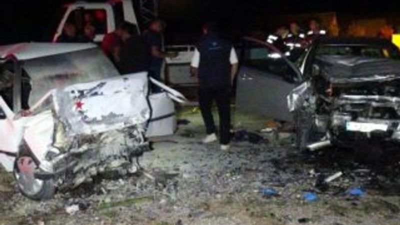 Otomobiller kafa kafaya çarpıştı: 3 ölü, 2 yaralı