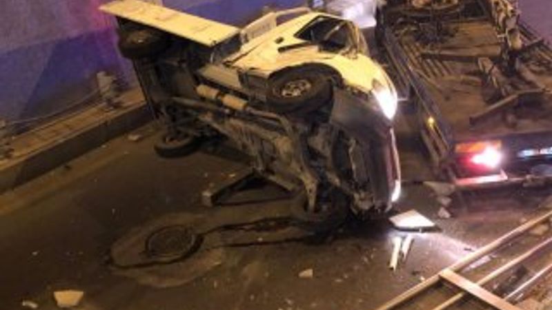 Ankara'da kamyonet bariyerlerden uçtu