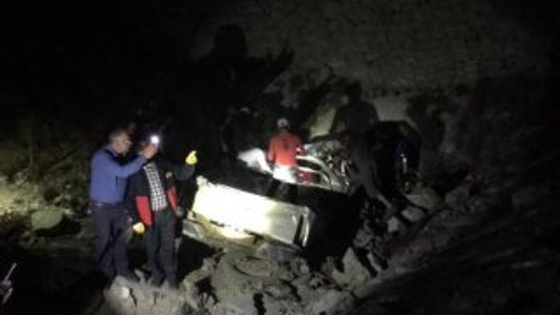 Sivas'ta dere yatağında kamyonet devrildi