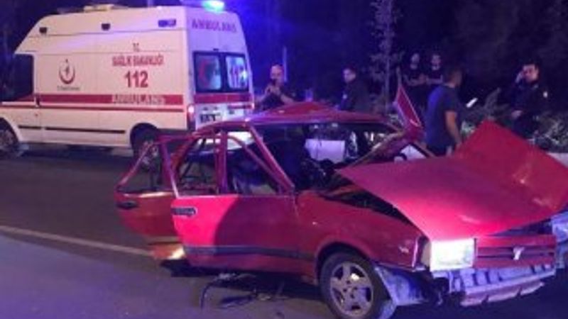 Niğde'de özel halk otobüsü ile otomobil çarpıştı