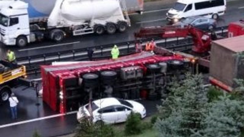 Tırın devrildiği TEM'de ulaşım kesintisi yaşandı