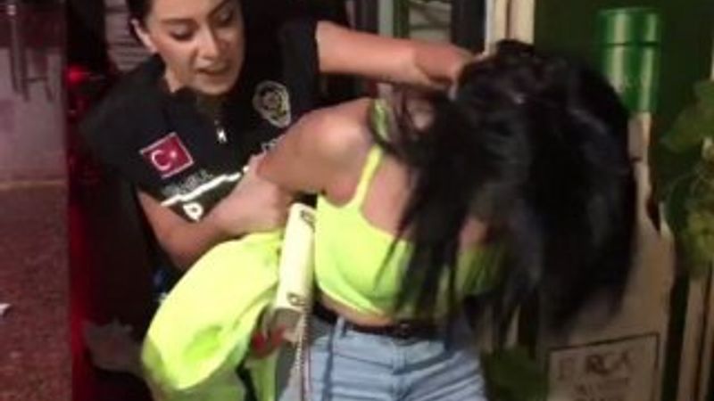 Kadın polis konsomatrisleri masanın altından çıkardı