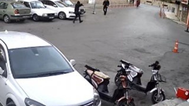 Maskeli saldırgan sokak ortasında bir kişiyi vurdu