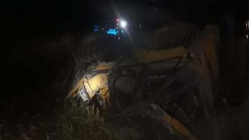 Tır iş makinesine çarptı: 2 yaralı