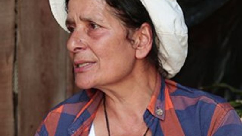 Seyyar Satıcı Yazar Nalan Türkeli kaybettiği oğluna yazdığı şiiri okuyor