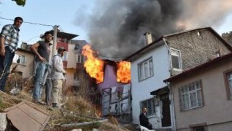 Kütahya'da iki katlı ev yanarak kül oldu