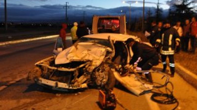 Otomobil ata çarptı: 1 ölü, 2 yaralı