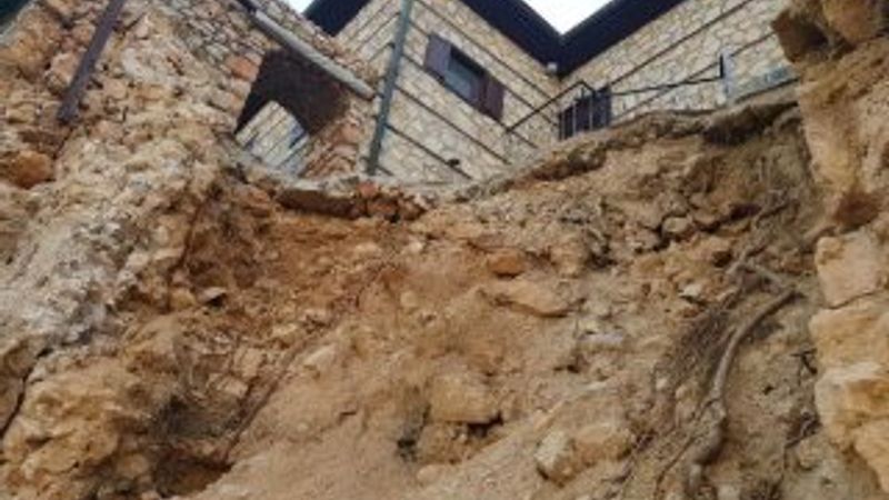 Pencere ve korkuluk Alanya Kalesi'nde surları yıktı