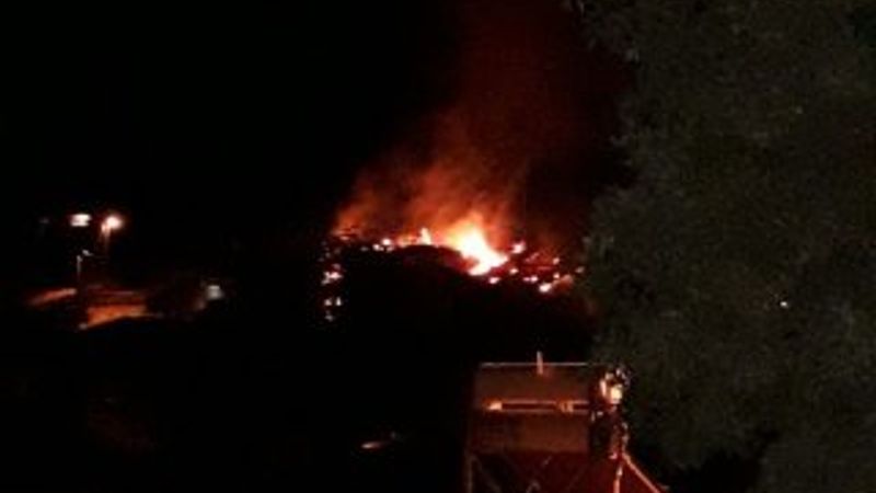 Yangından kurtulmak isterken, merdivenden düşerek öldü