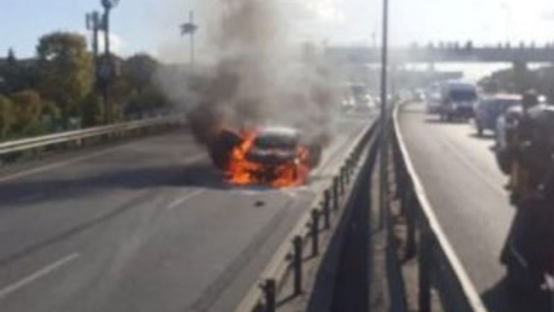 Haliç Köprüsü girişinde otomobil alev aldı