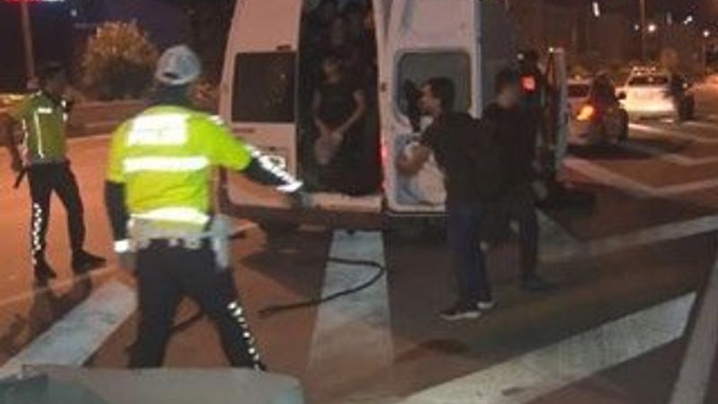 Minibüsten çıkan 60 göçmen, polislere aldırmadan kaçtı