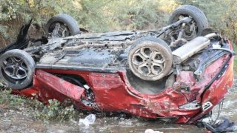 Otomobil dere yatağına uçtu: 1'i çocuk 2 kişi öldü