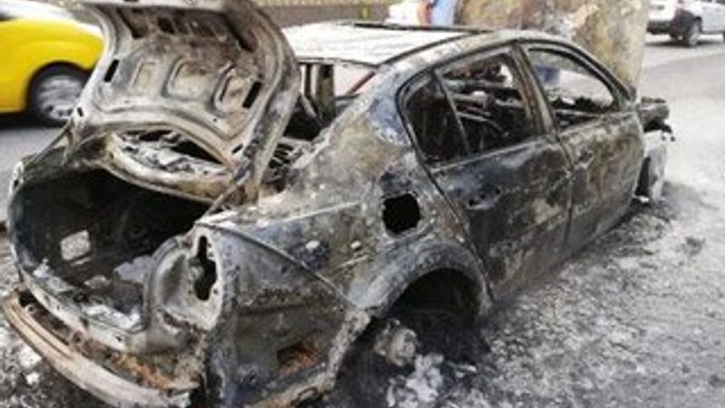 Bir saat önce aldığı otomobili, yolda yanarak kül oldu