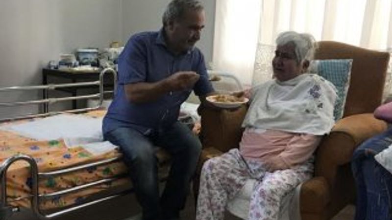 Vefakar koca, yatalak eşine çocuğu gibi bakıyor
