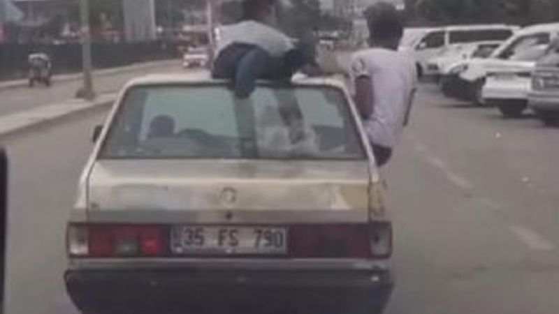 İzmir'de araç üstünde tehlikeli yolculuk