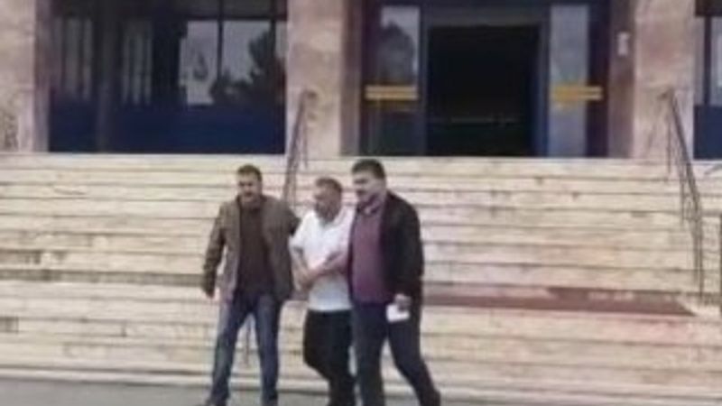 Tehditle para alırken doktor kıyafetli polislere yakalandı