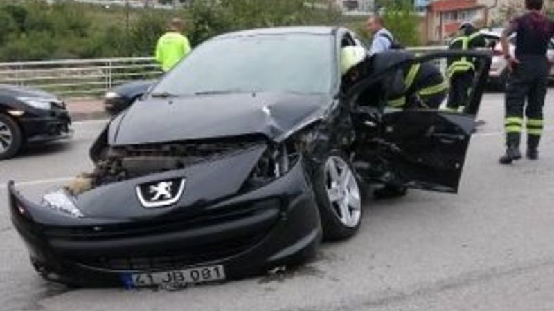 Emniyet kemerini arkadan takan sürücü kazada yaralandı