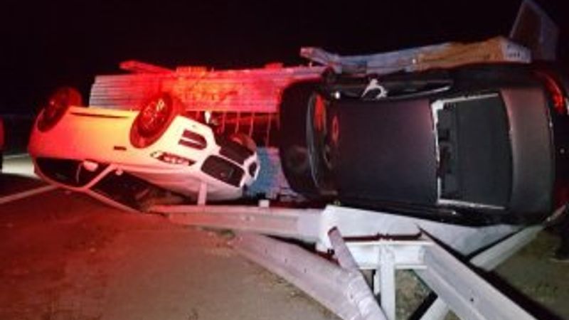 TEM'de otomobil taşıyan tır devrildi