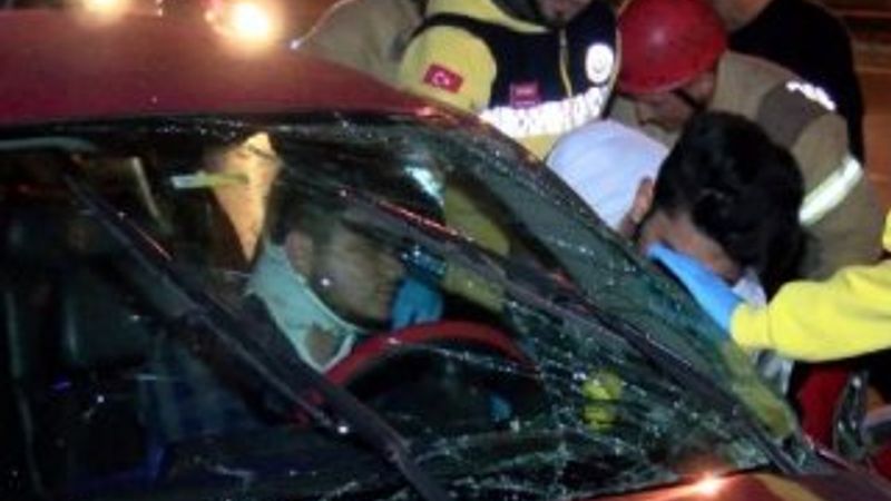 TEM'de otomobil özel halk otobüsüne çarptı