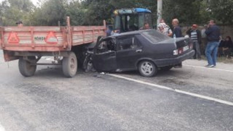 Afyonkarahisar’da traktör ile otomobil çarpıştı