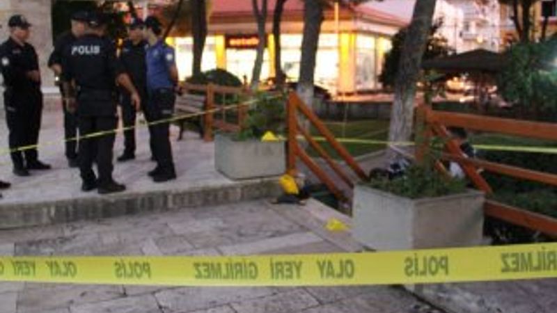 Tartıştığı tuvalet çalışanını boğazından bıçakladı