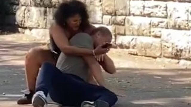 Genç kadının sevgilisinin telefonunu karıştırma mücadelesi