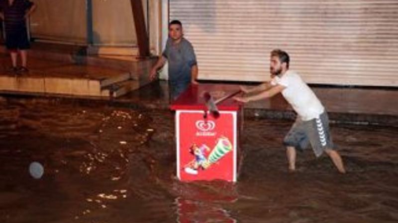 İzmir’de sağanak sonrası cadde ve sokaklar göle döndü