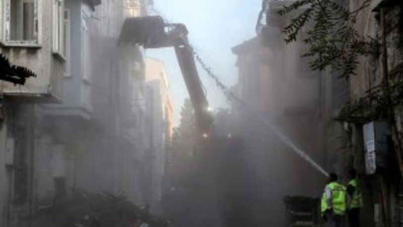 Balat'ta hasar gören 3 bina kontrollü bir şekilde yıkıldı