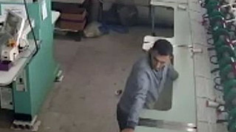 Deprem anında makineleri tutan işçi