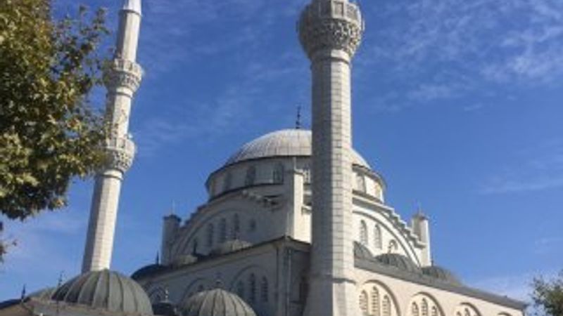 İstanbul'daki depremde Avcılar'da minare yıkıldı