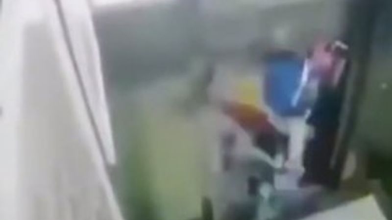 Asansörle duvar arasında kalan anne ve çocuk kurtarıldı