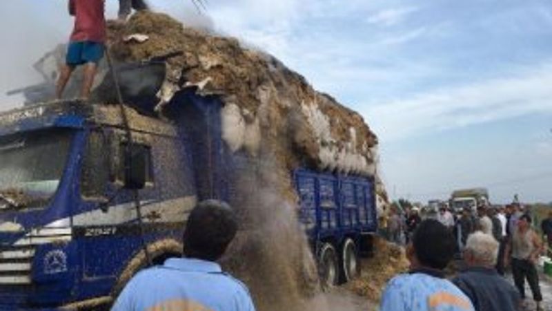 Mersin'de saman yüklü kamyon seyir halinde alev aldı