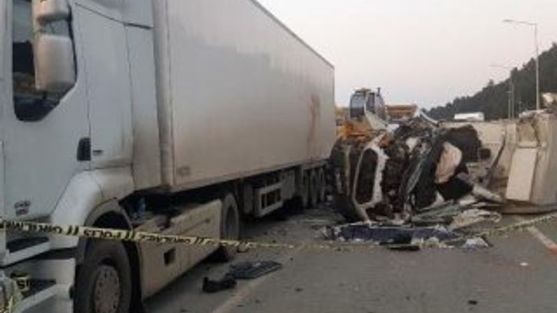 Rize'de kamyon tıra arkadan çarptı: 1 ölü